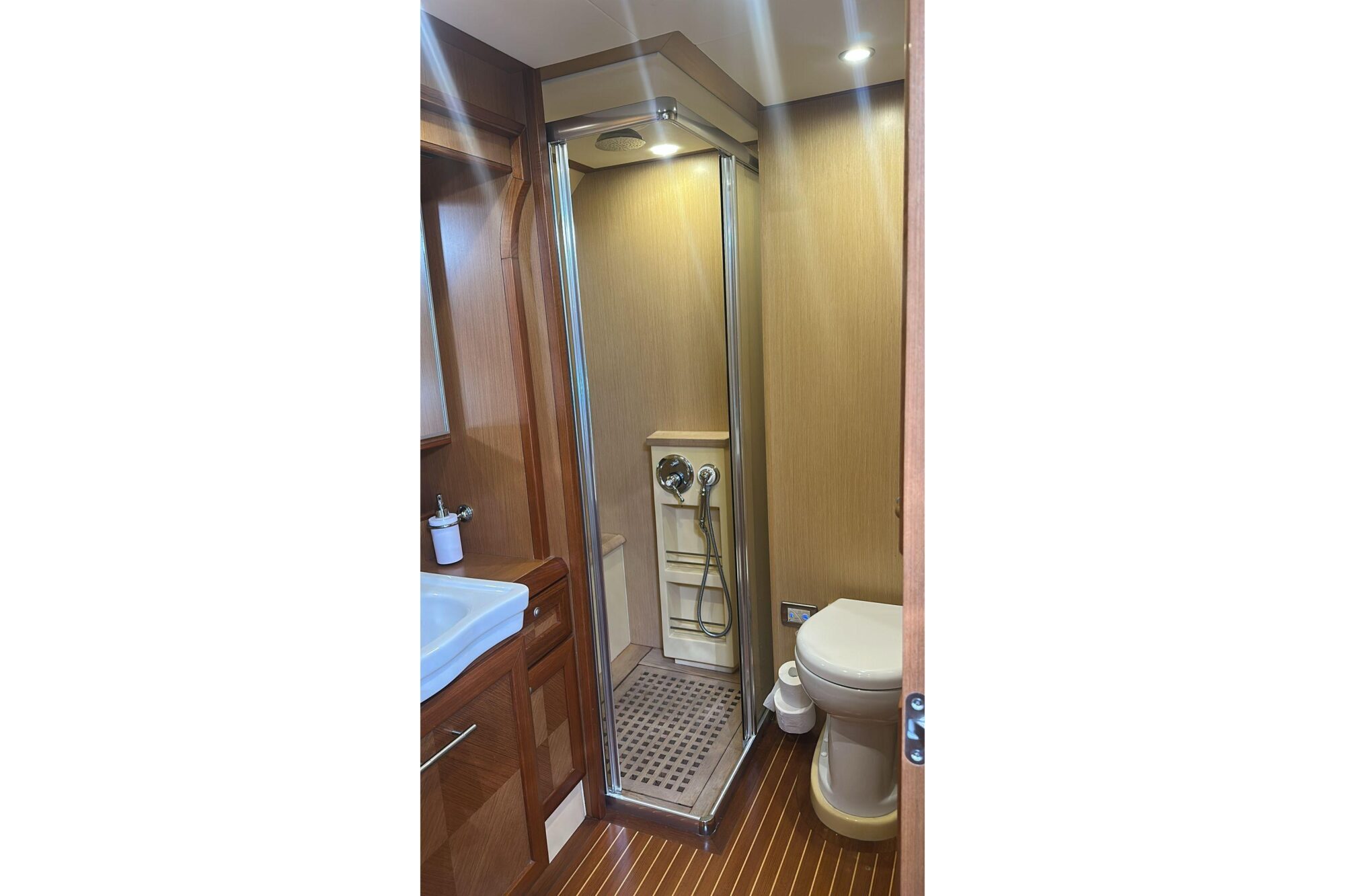 Brokerage Image - 2008 64′ Dolphin