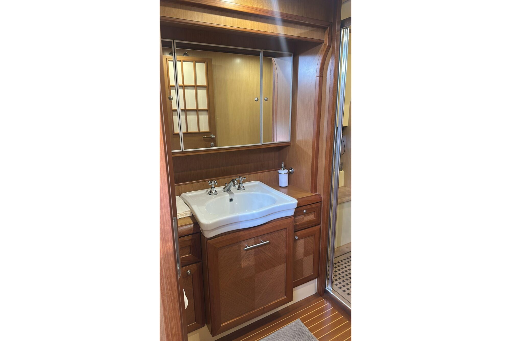 Brokerage Image - 2008 64′ Dolphin