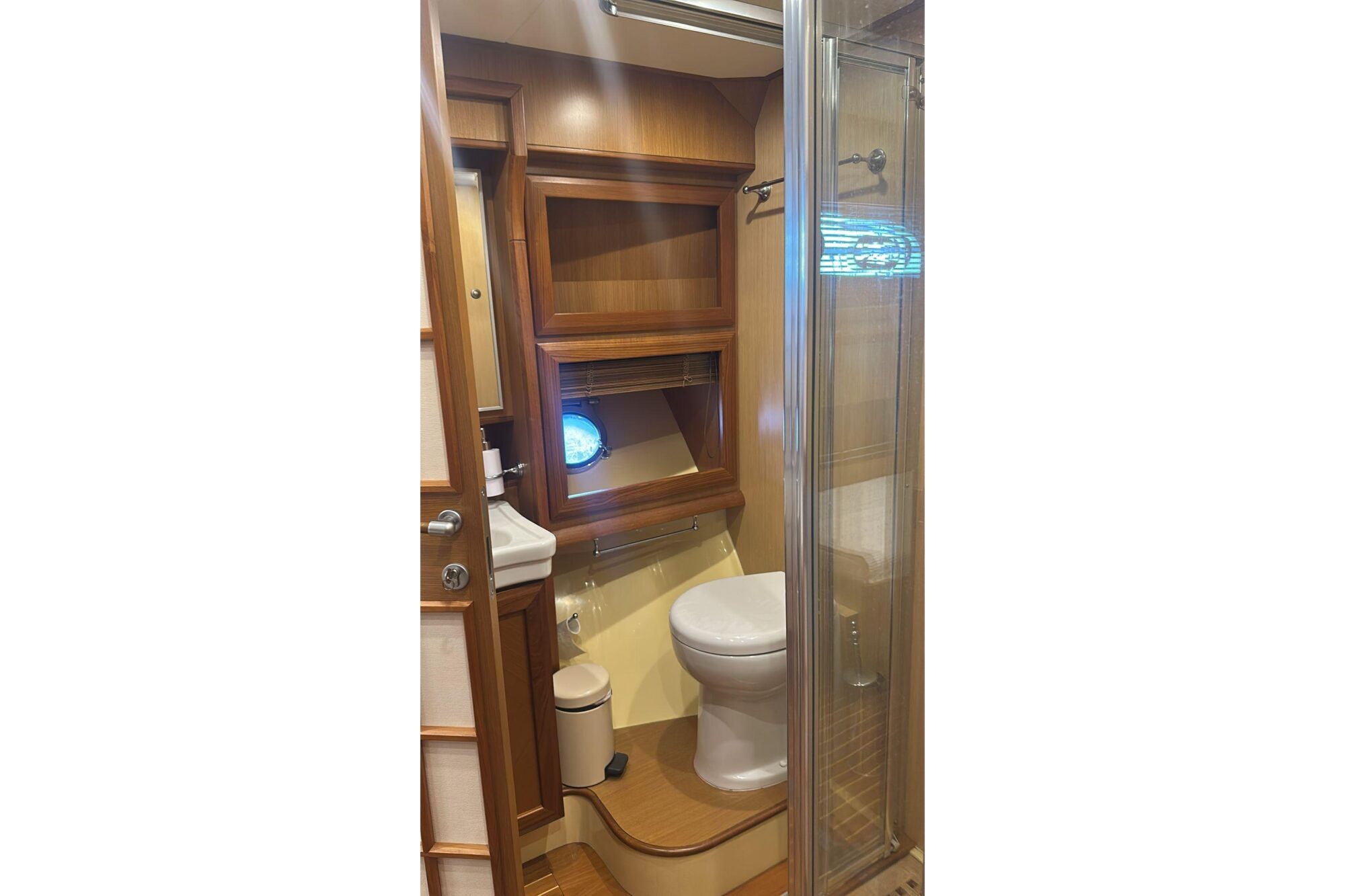 Brokerage Image - 2008 64′ Dolphin