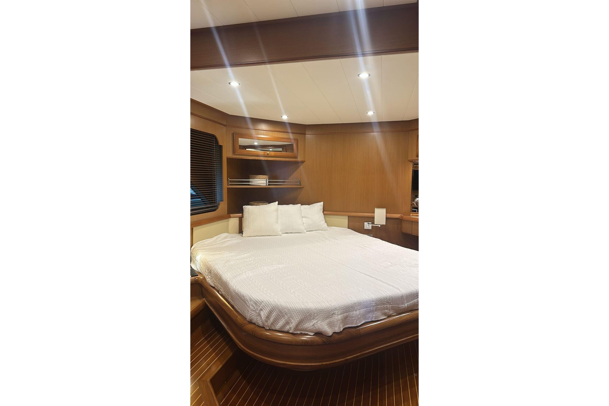 Brokerage Image - 2008 64′ Dolphin