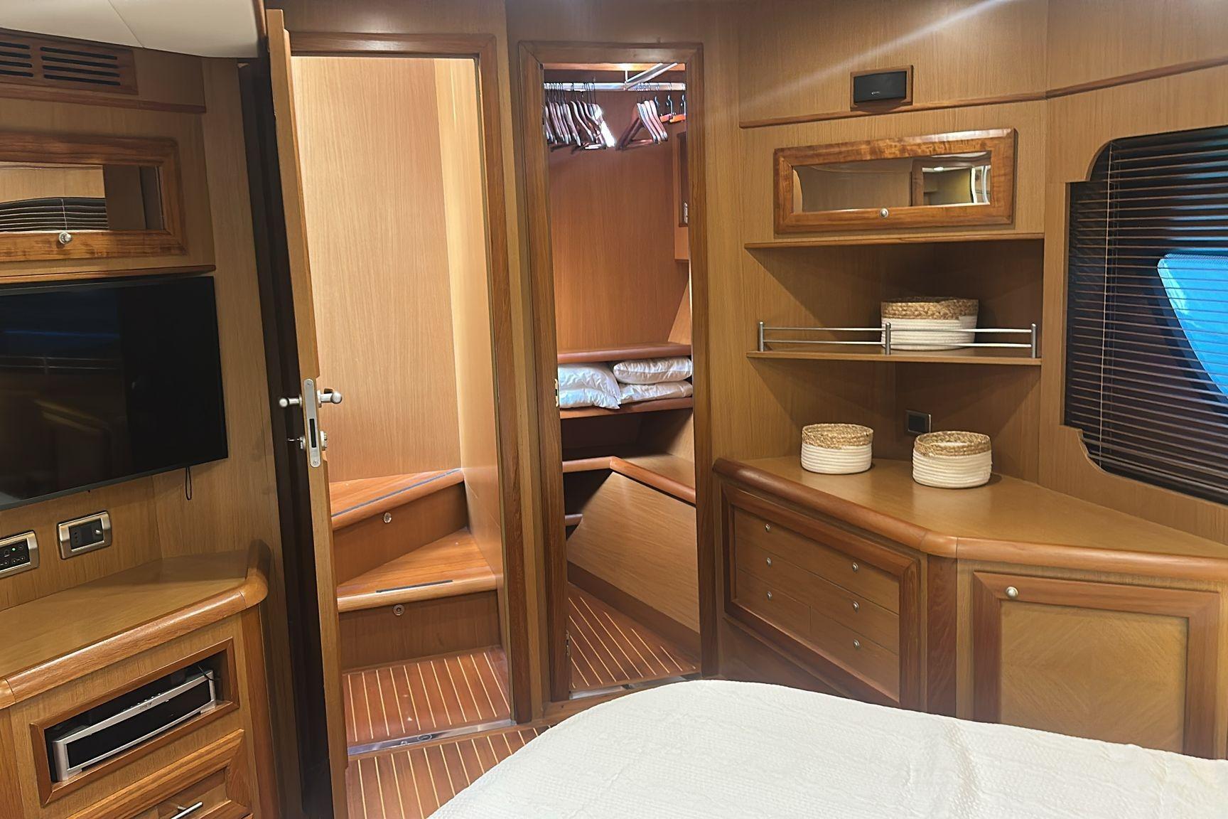 Brokerage Image - 2008 64′ Dolphin