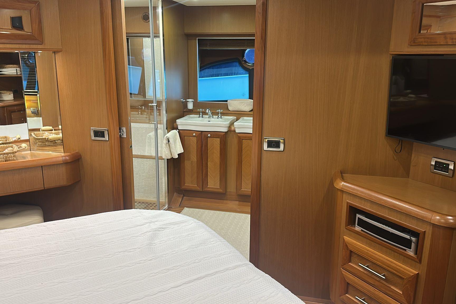Brokerage Image - 2008 64′ Dolphin