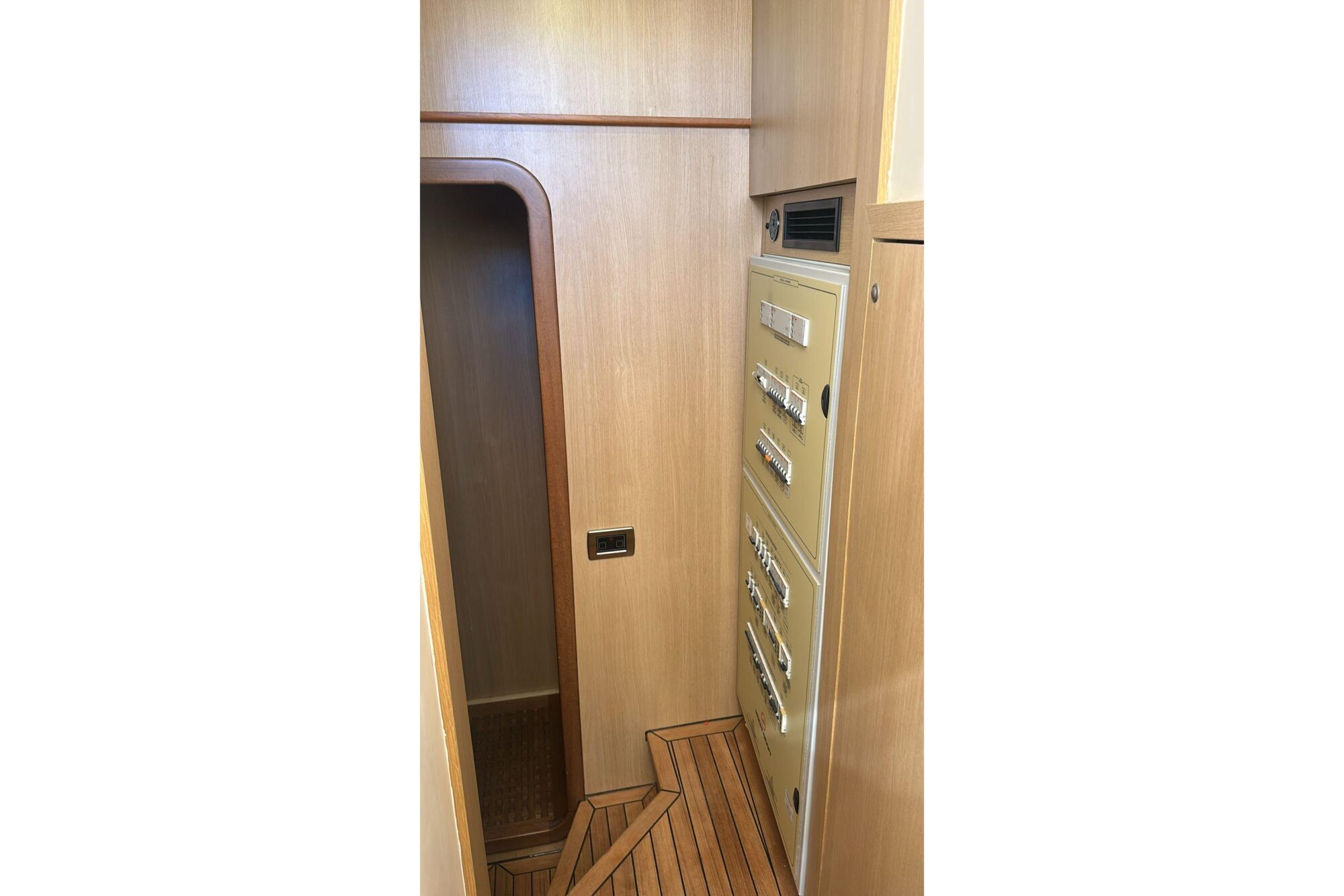 Brokerage Image - 2008 64′ Dolphin