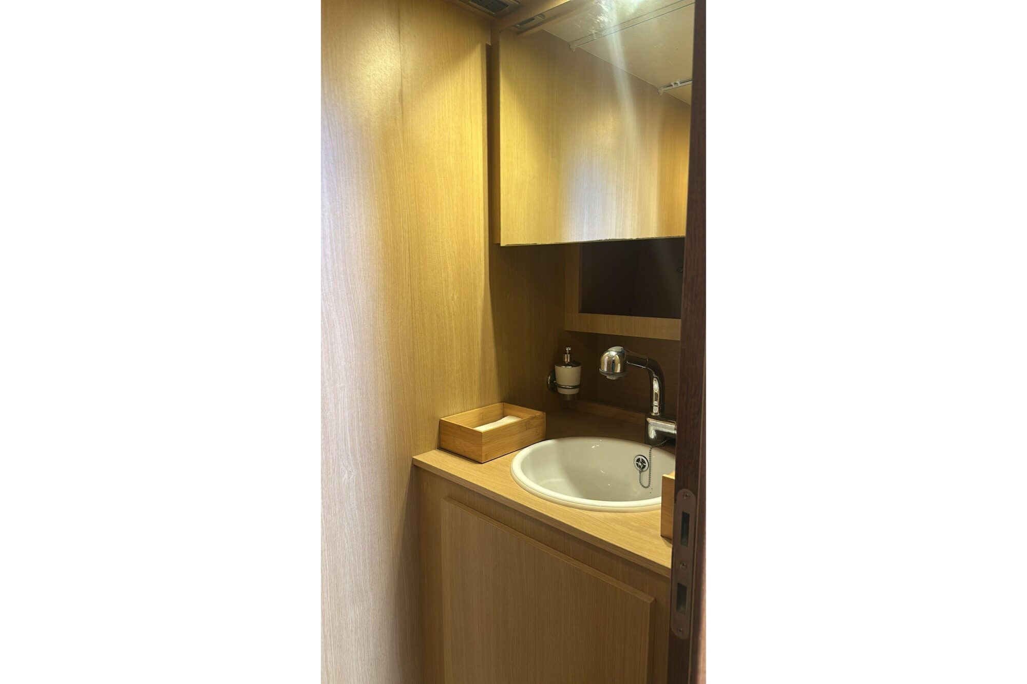 Brokerage Image - 2008 64′ Dolphin