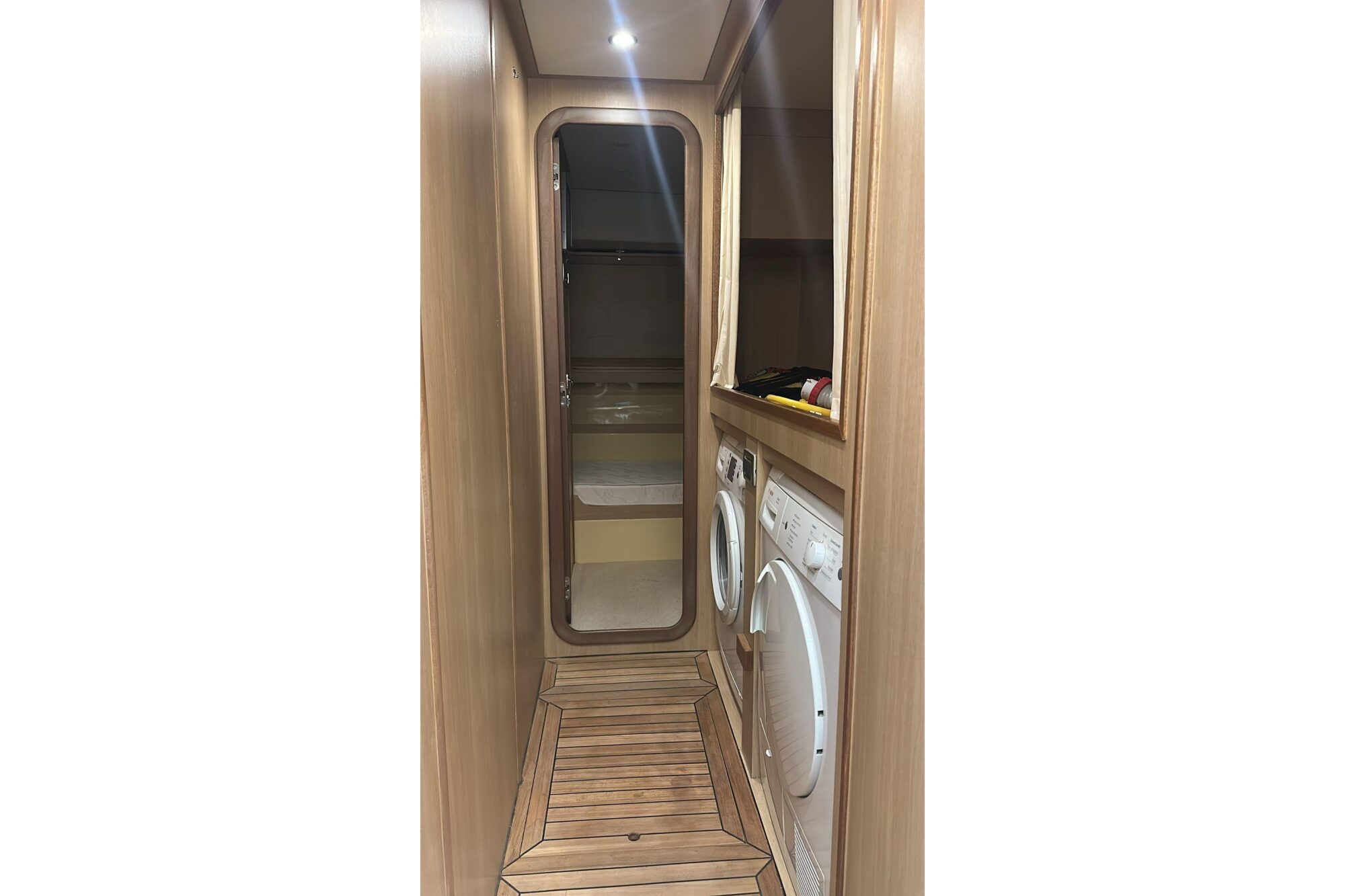 Brokerage Image - 2008 64′ Dolphin