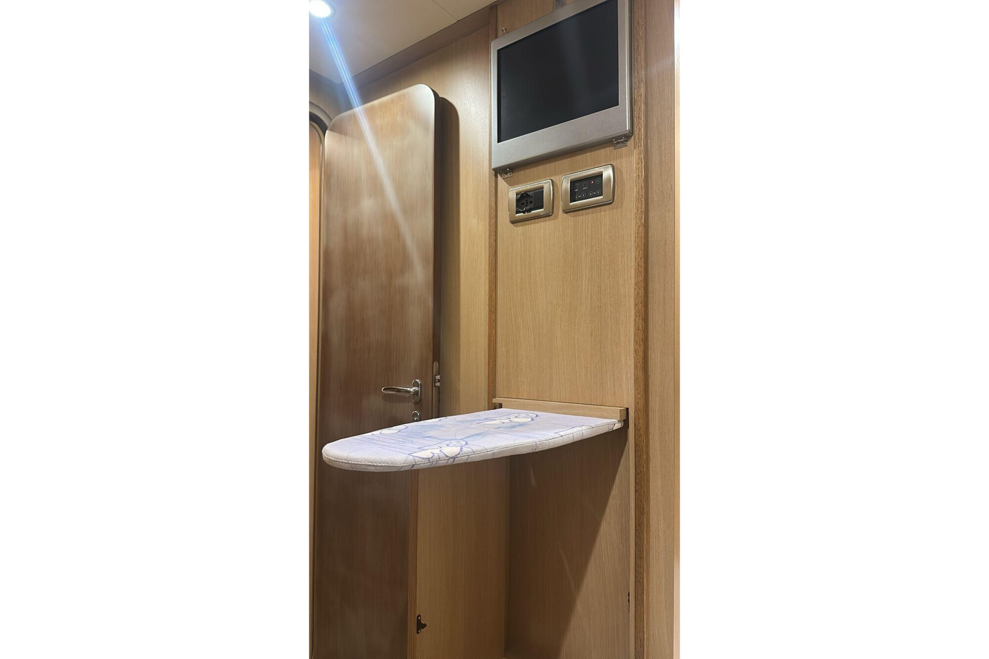 Brokerage Image - 2008 64′ Dolphin